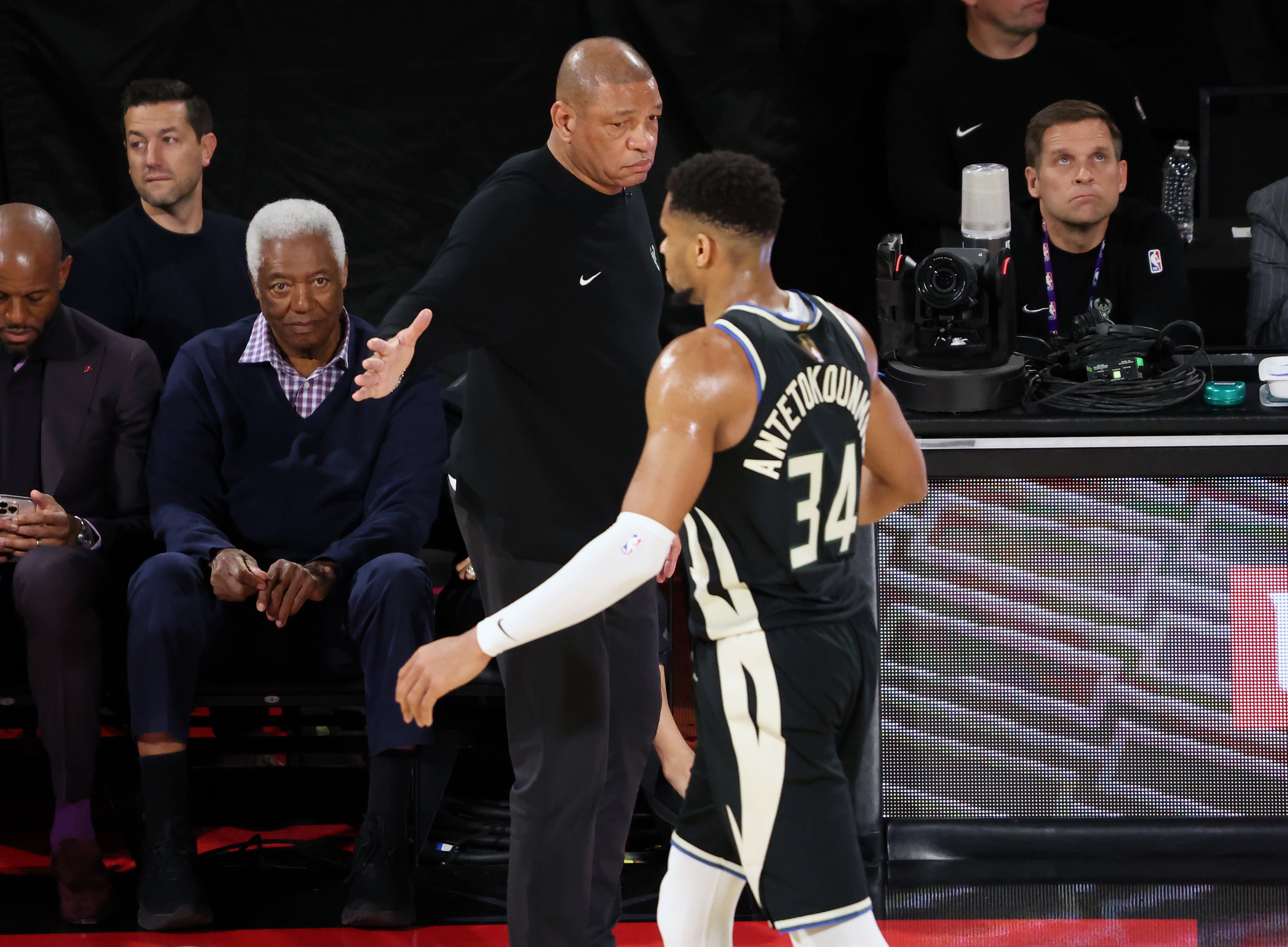 字母哥:現(xiàn)場(chǎng)播放我的致敬視頻時(shí) 老里教練一直在分散我的注意力