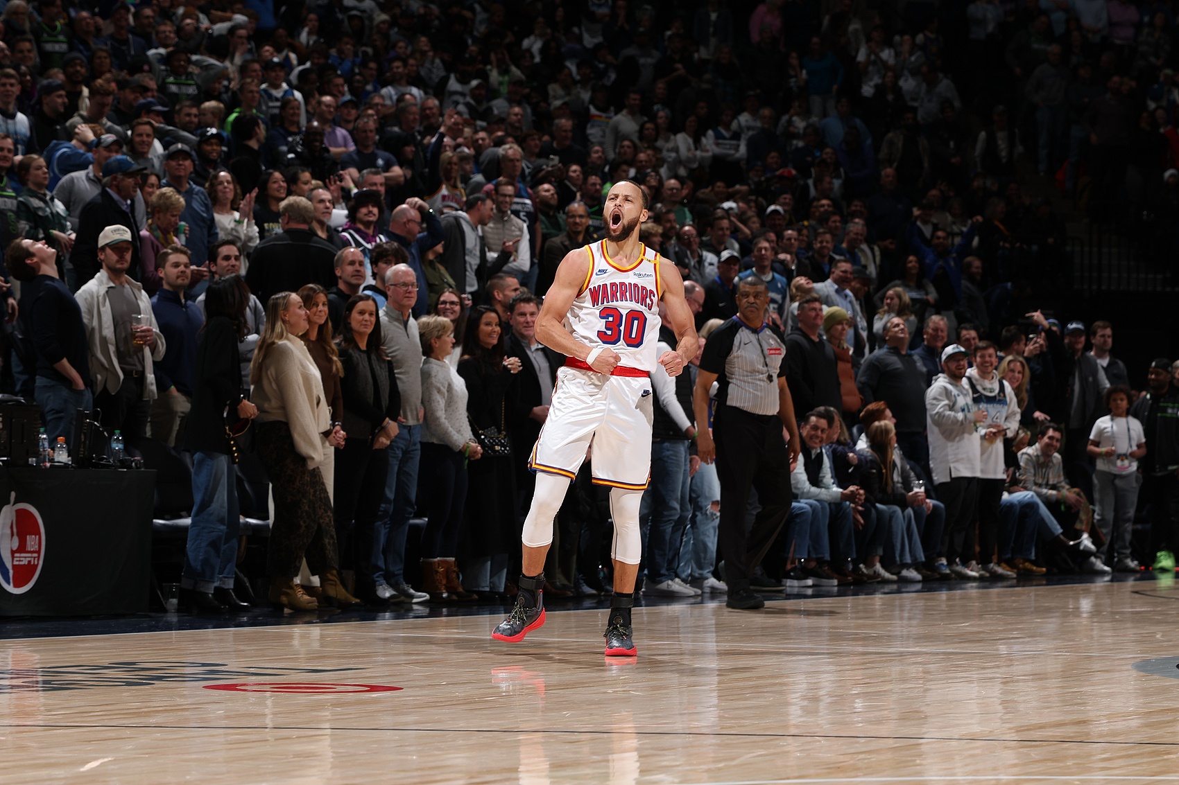 庫(kù)里:距奪冠越久你就越有緊迫感 每個(gè)交易截止日都有點(diǎn)令人不安