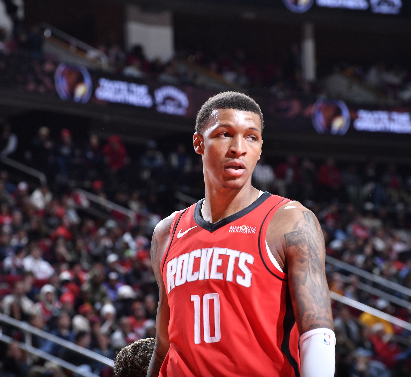 申京:小賈巴里回歸的首場表現(xiàn)很棒 他在各方面幫助我們球隊(duì)